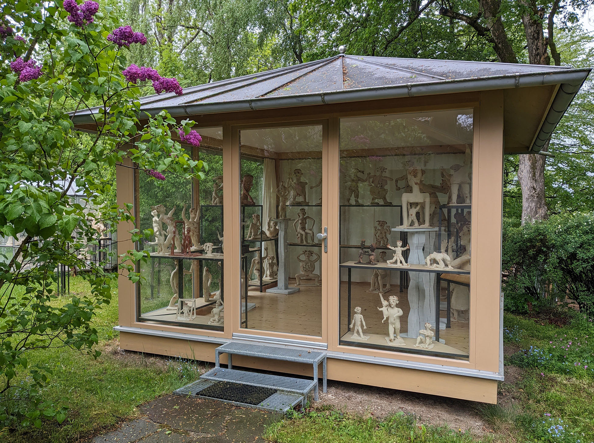 Museumsgebäude mit Figuren