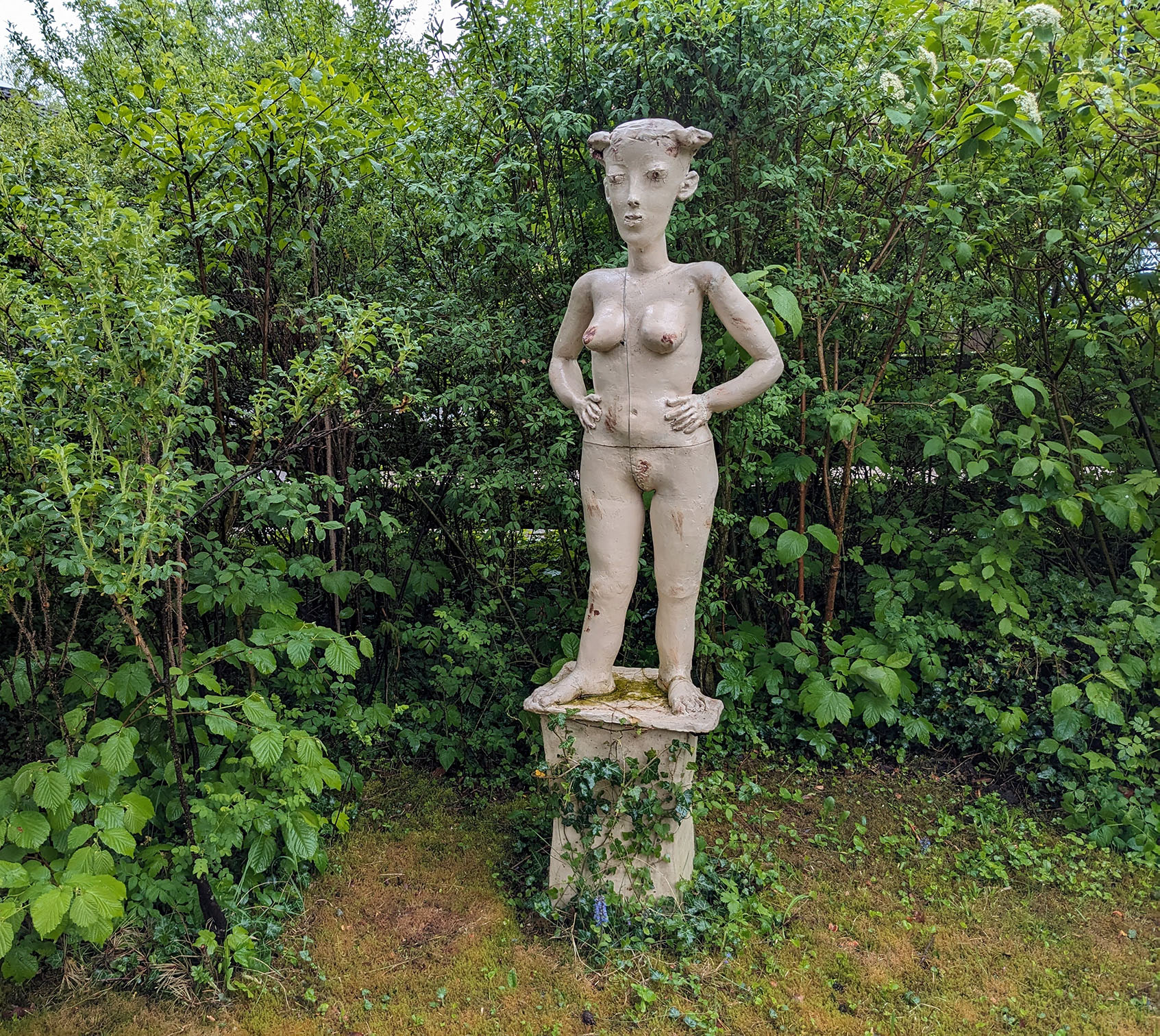 Museumsgarten mit Figur