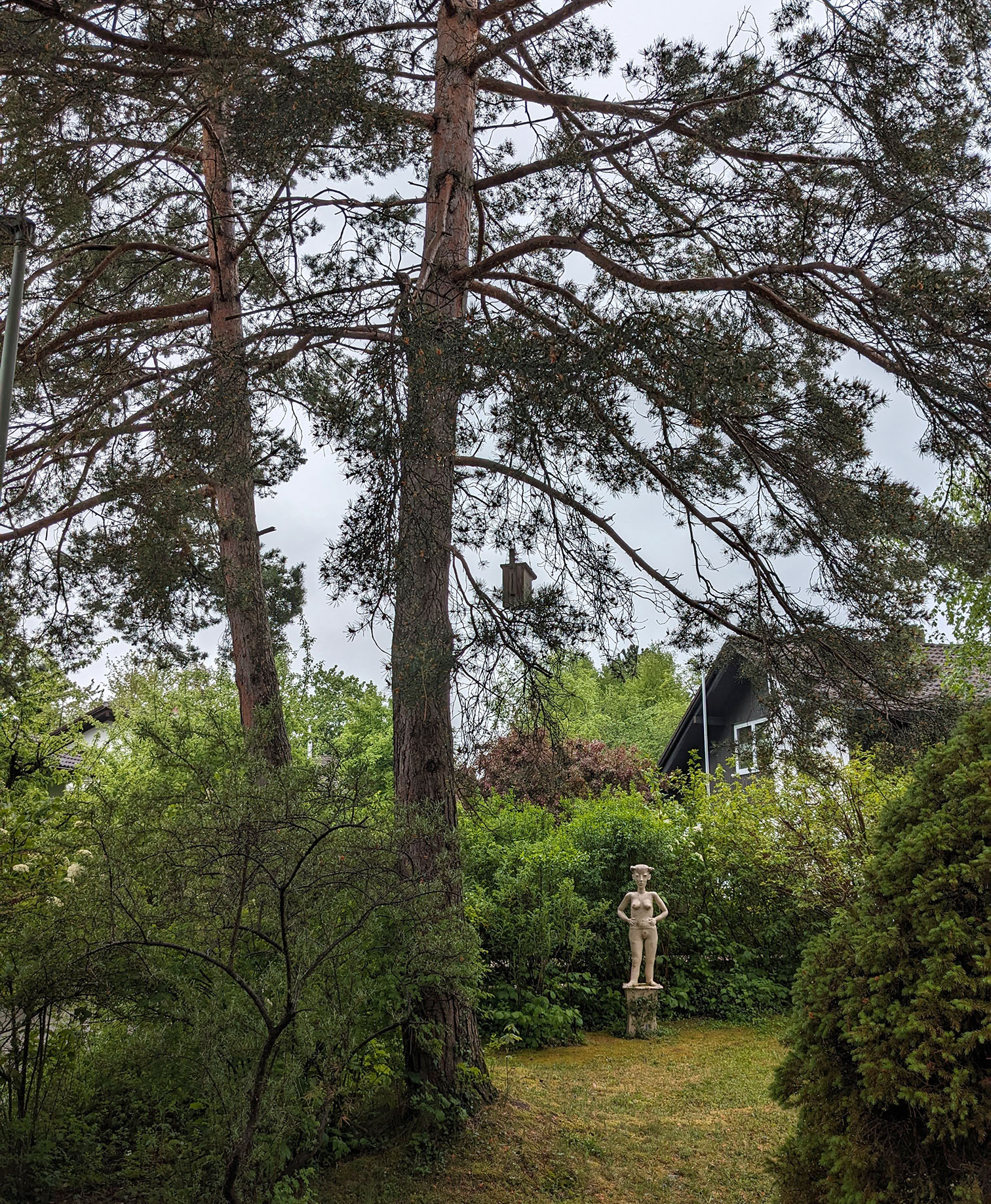 Museumsgarten mit Figur